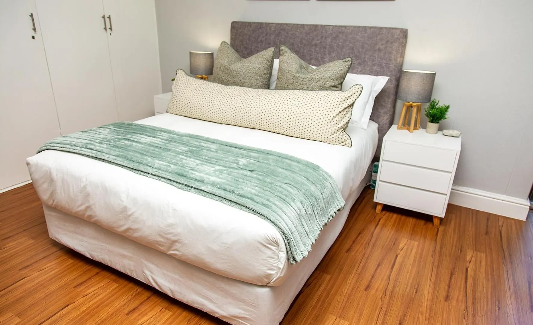 Modern Family Studio In Green Point With Parking & Pool Cape Town Daire