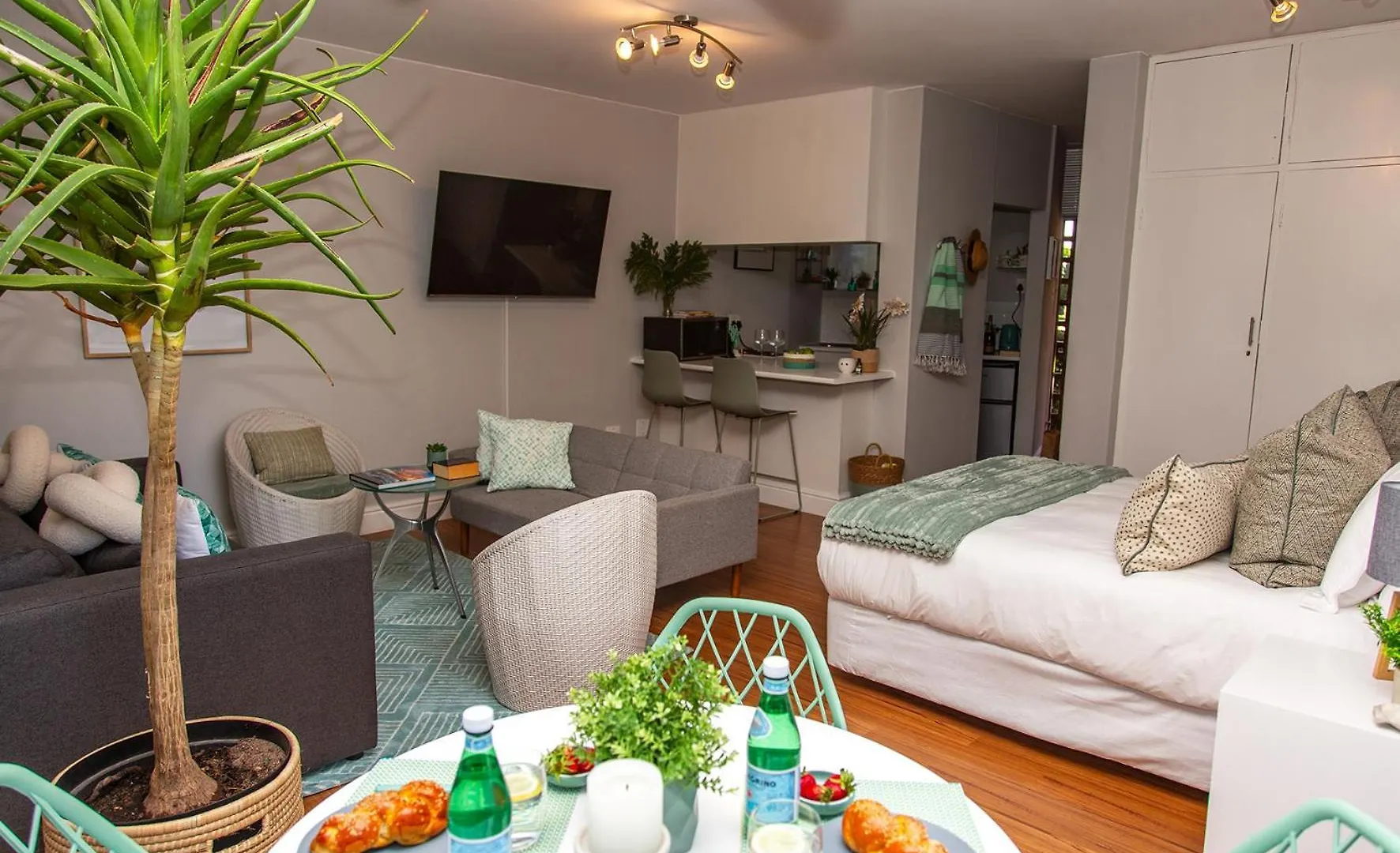 Modern Family Studio In Green Point With Parking & Pool Cape Town Daire